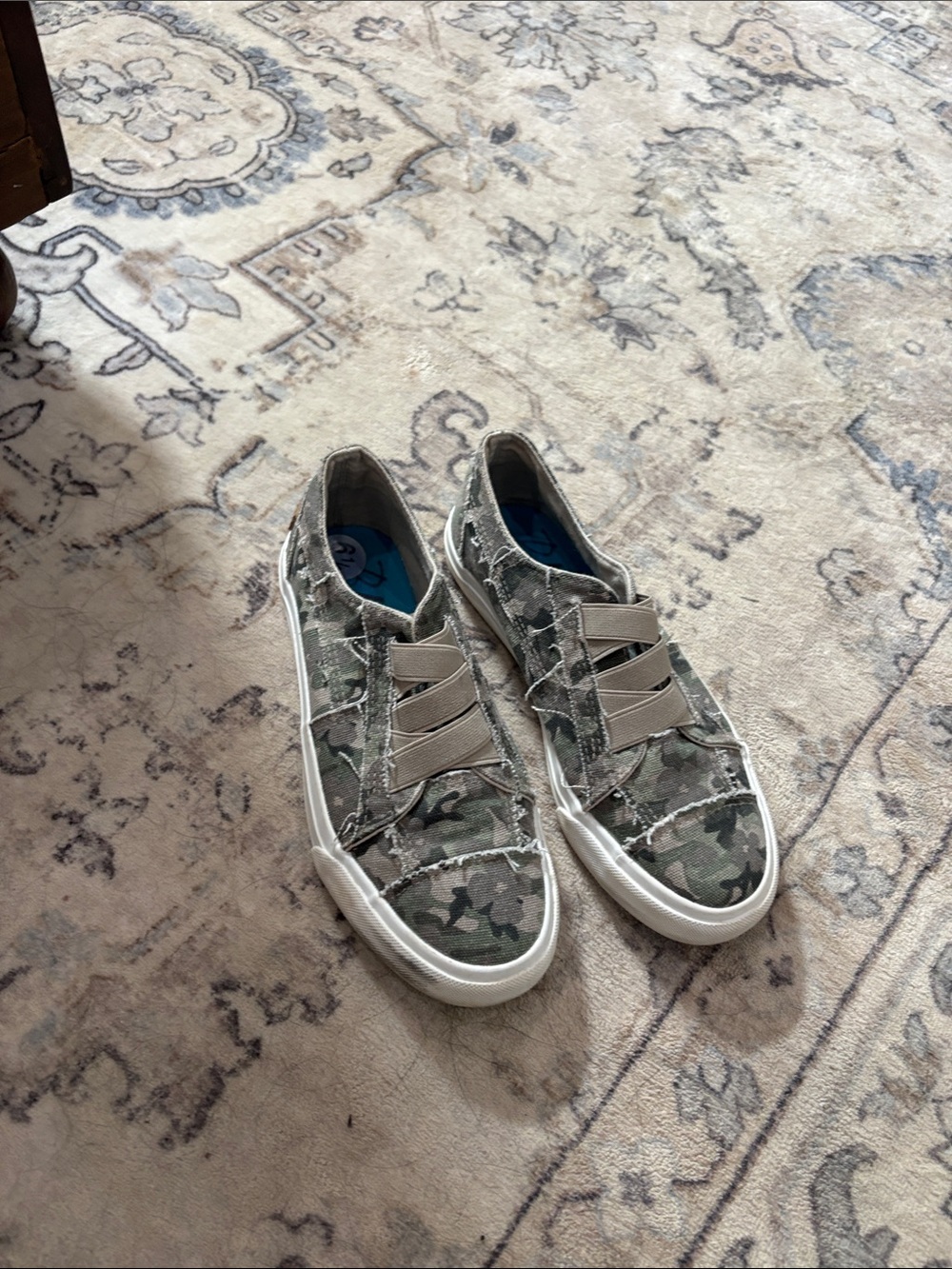 Casual Camo Slip-On Sneakers with Elastic Straps